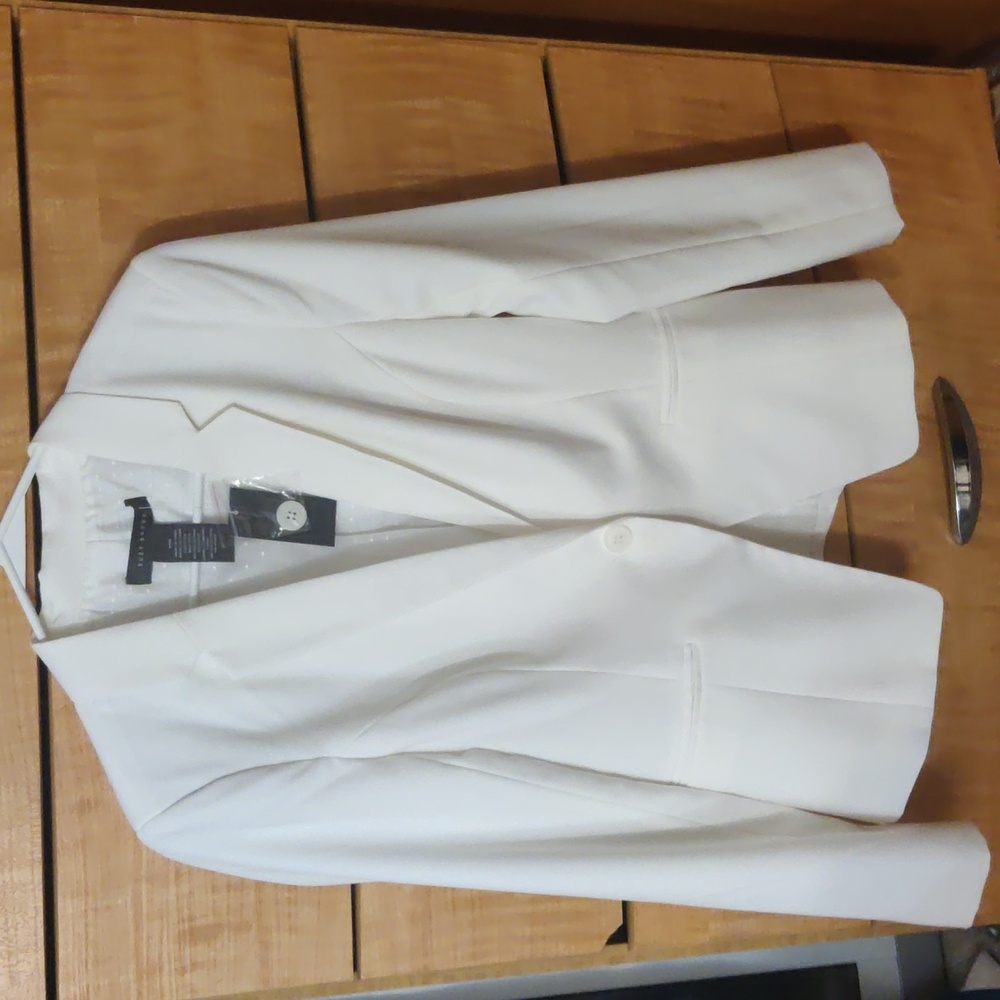 Suzie Shier Medium White Blazer